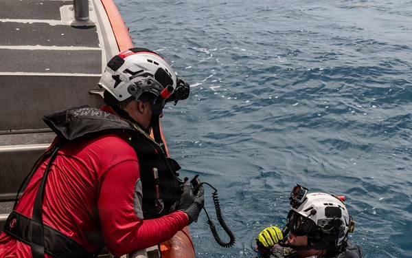 VMM-165 conducts search and rescue training