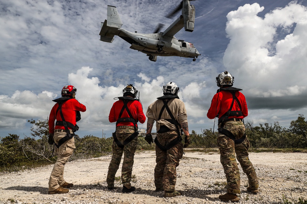 VMM-165 conducts search and rescue training