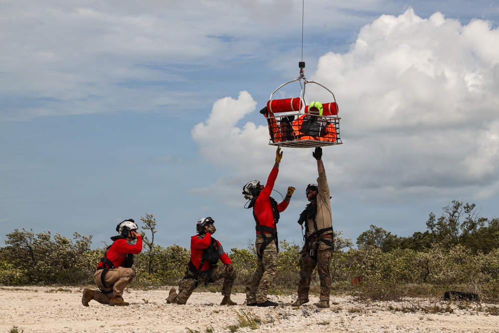 VMM-165 conducts search and rescue training