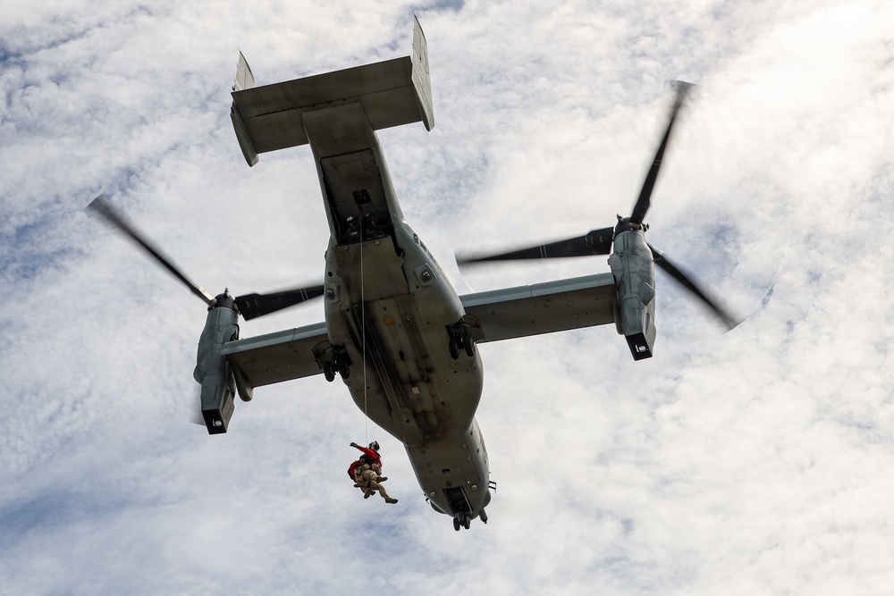 VMM-165 conducts search and rescue training