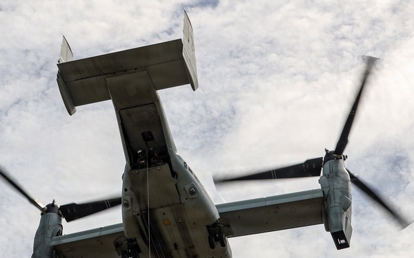 VMM-165 conducts search and rescue training