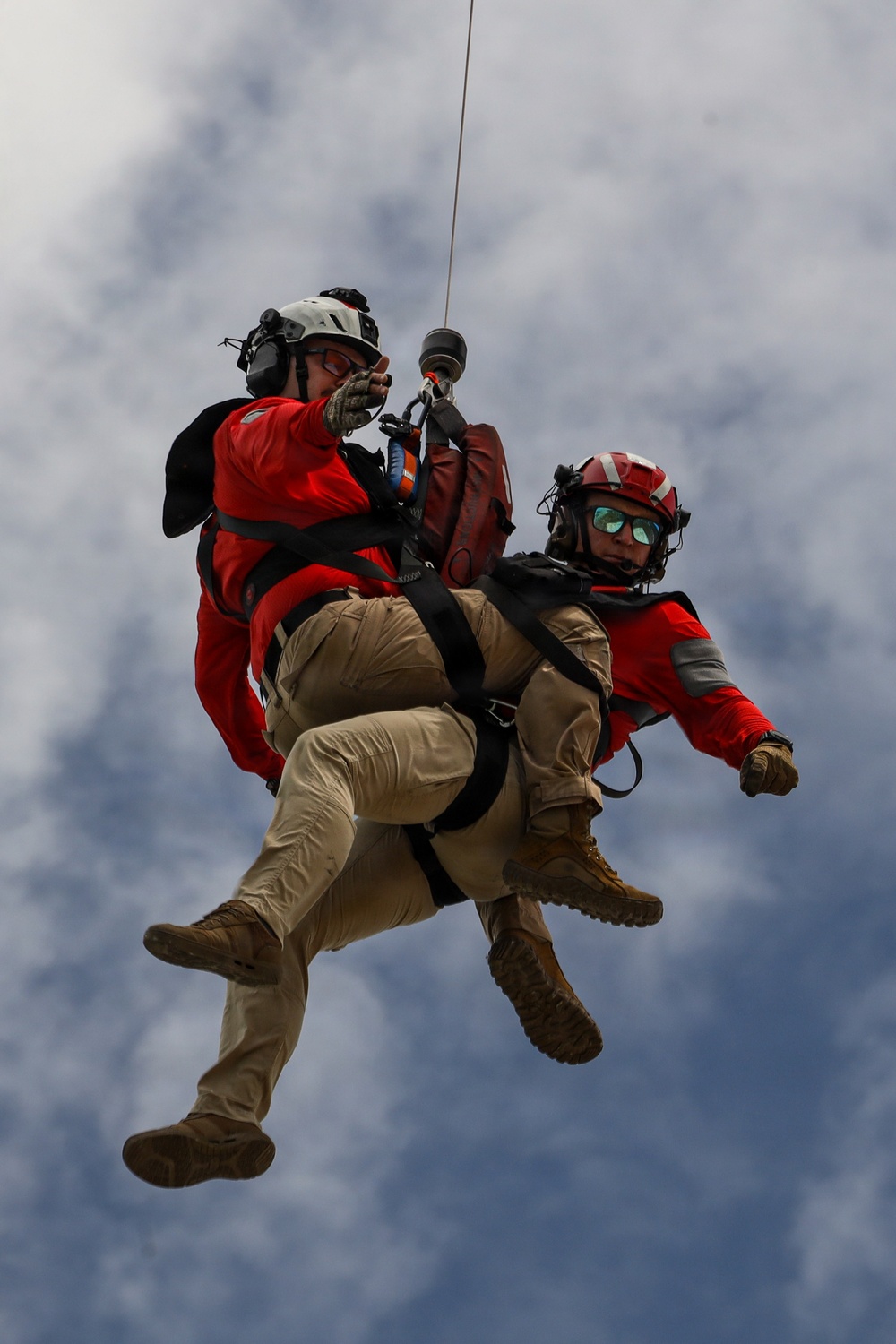 VMM-165 conducts search and rescue training