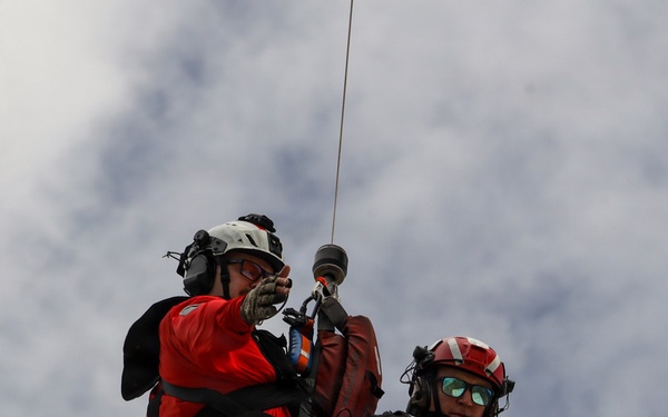 VMM-165 conducts search and rescue training