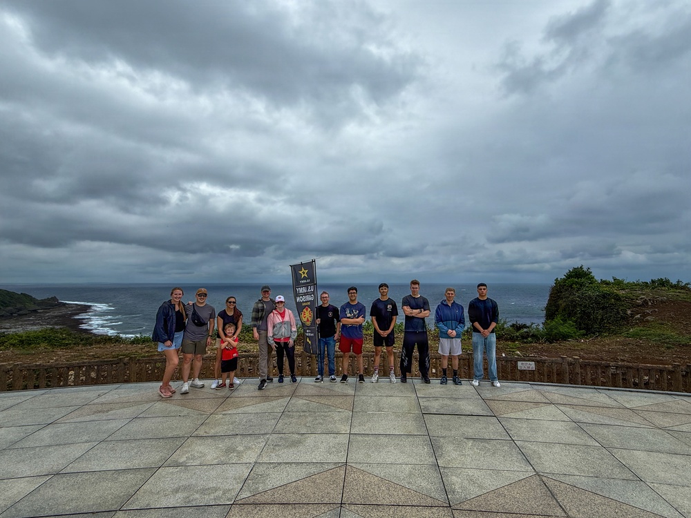 Army Volunteers participate in memorial park cleanup