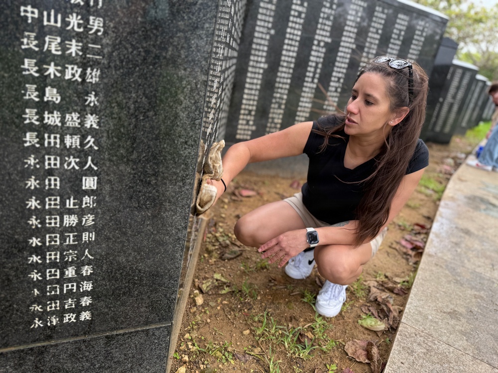 Army Volunteers participate in memorial park cleanup