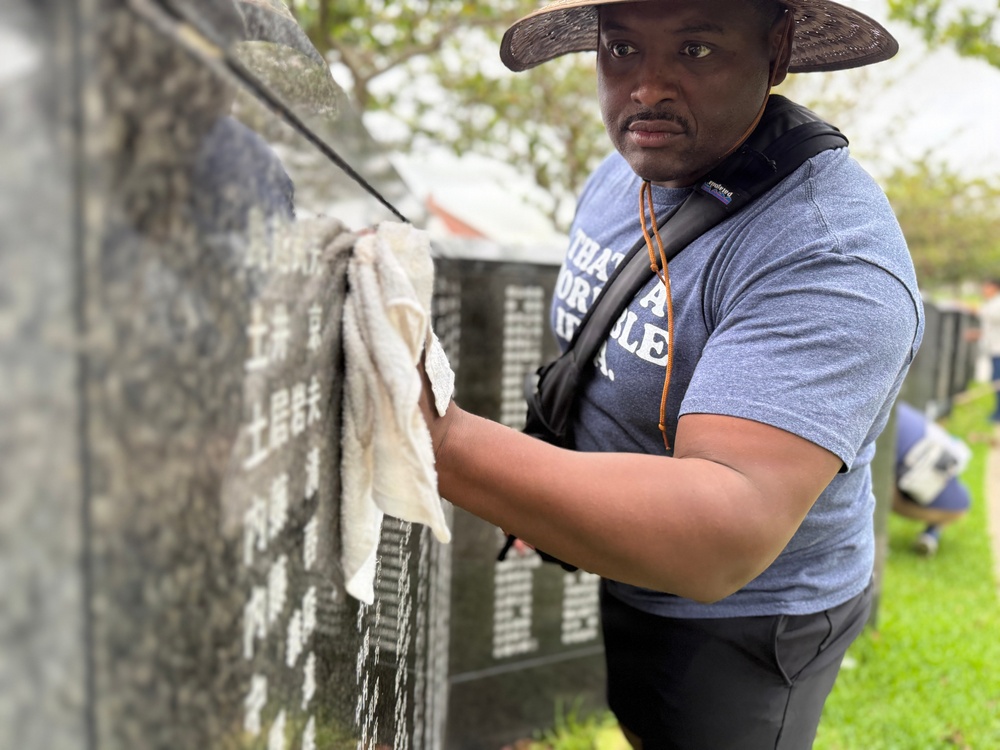 Army Volunteers participate in memorial park cleanup