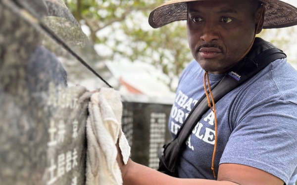Army Volunteers participate in memorial park cleanup