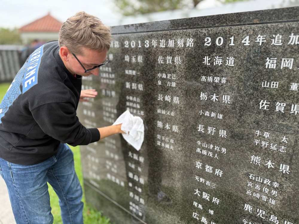 Army Volunteers participate in memorial park cleanup