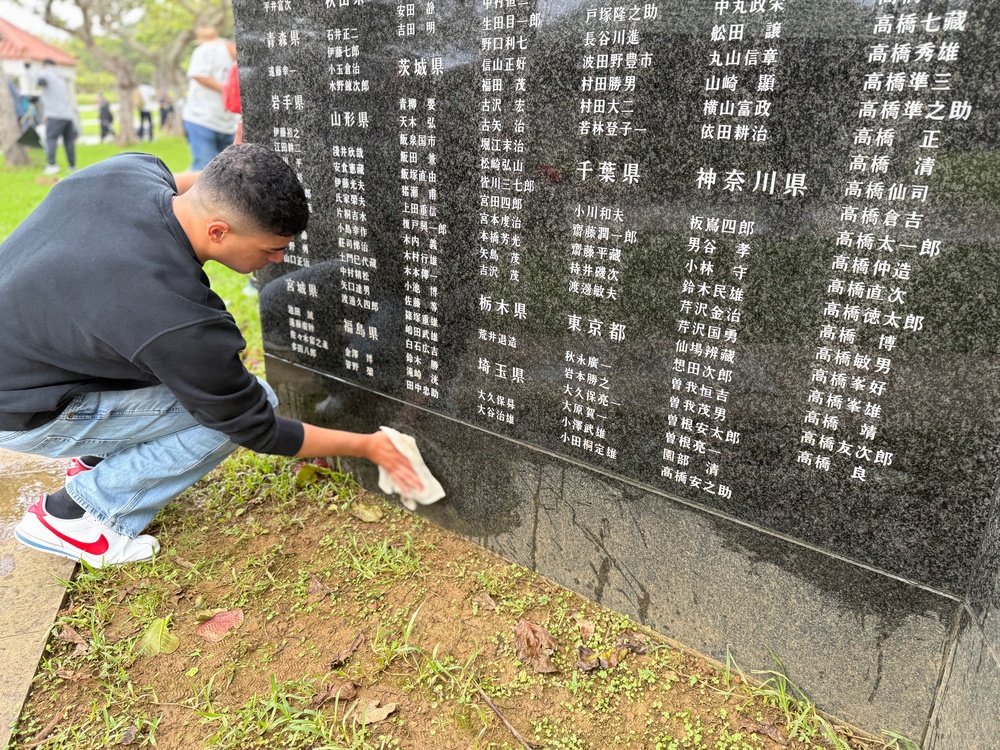 Army Volunteers participate in memorial park cleanup