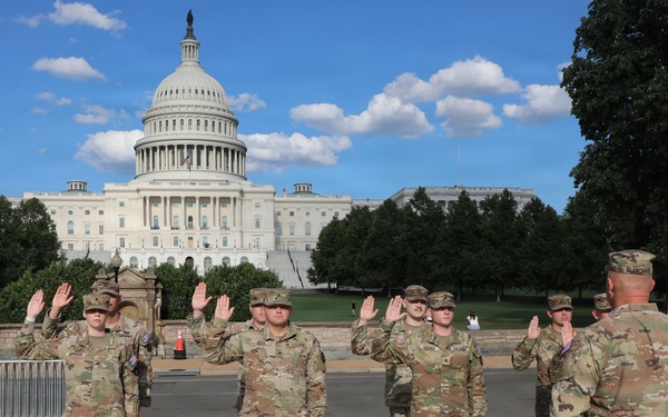 Idaho Guardsmen Reenlist at Grant Memorial