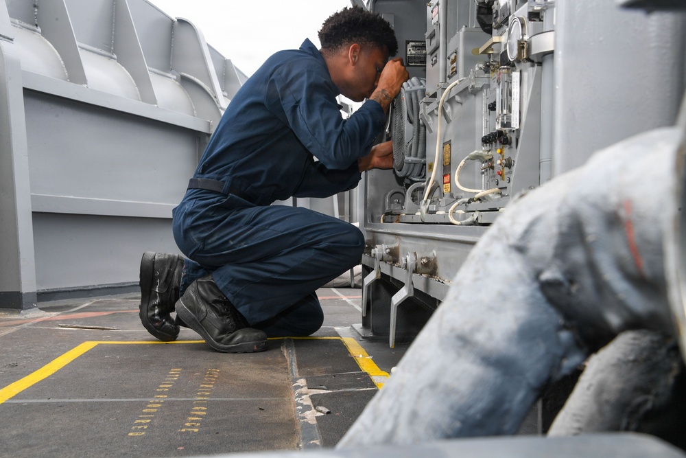 USS Essex Conducts Closed-in Weapons System Ammunitions Upload
