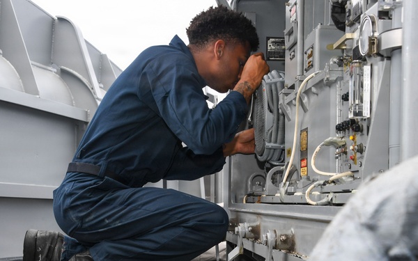 USS Essex Conducts Closed-in Weapons System Ammunitions Upload