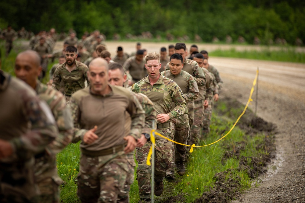 U.S., British, French soldiers participate in commemorative Bir Hakeim 10K mud race in Estonia