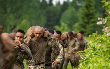 U.S., British, French soldiers participate in commemorative Bir Hakeim 10K mud race in Estonia