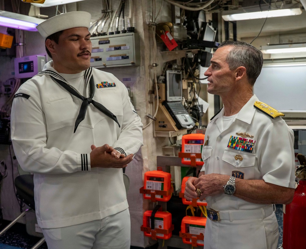 Commander, U.S 2nd Fleet Visits USS Lasen (DDG 82)