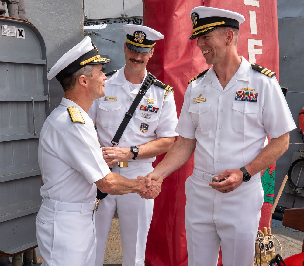 Commander, U.S 2nd Fleet Visits USS Lasen (DDG 82)