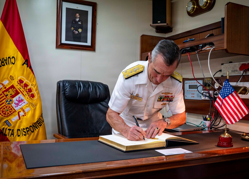 Commander, U.S 2nd Fleet Visits ESPS Castilla (L52)