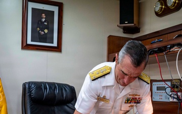 Commander, U.S 2nd Fleet Visits ESPS Castilla (L52)