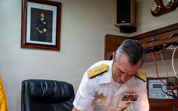 Commander, U.S 2nd Fleet Visits ESPS Castilla (L52)