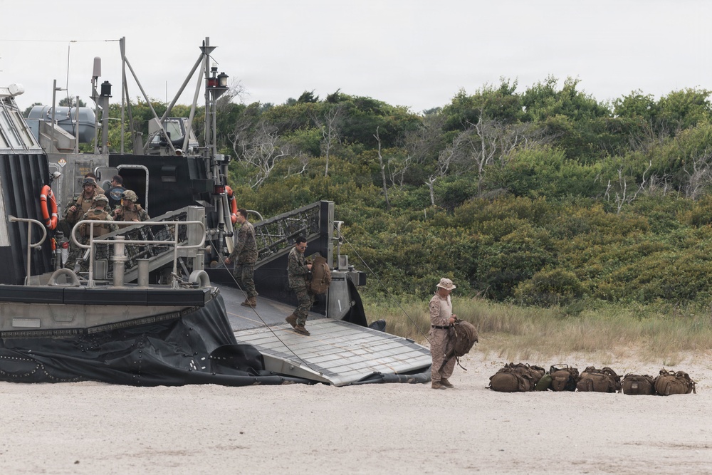 26th Marine Expeditionary Unit’s Type Amphibious Commander’s Training | LCAC Offload at MCB Camp Lejeune