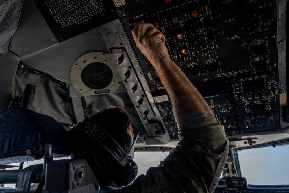 KC-135 refuels F-16s in CENTCOM