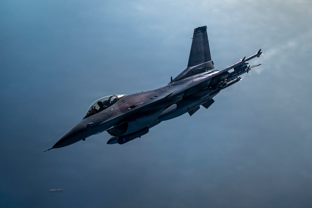 KC-135 refuels F-16s in CENTCOM