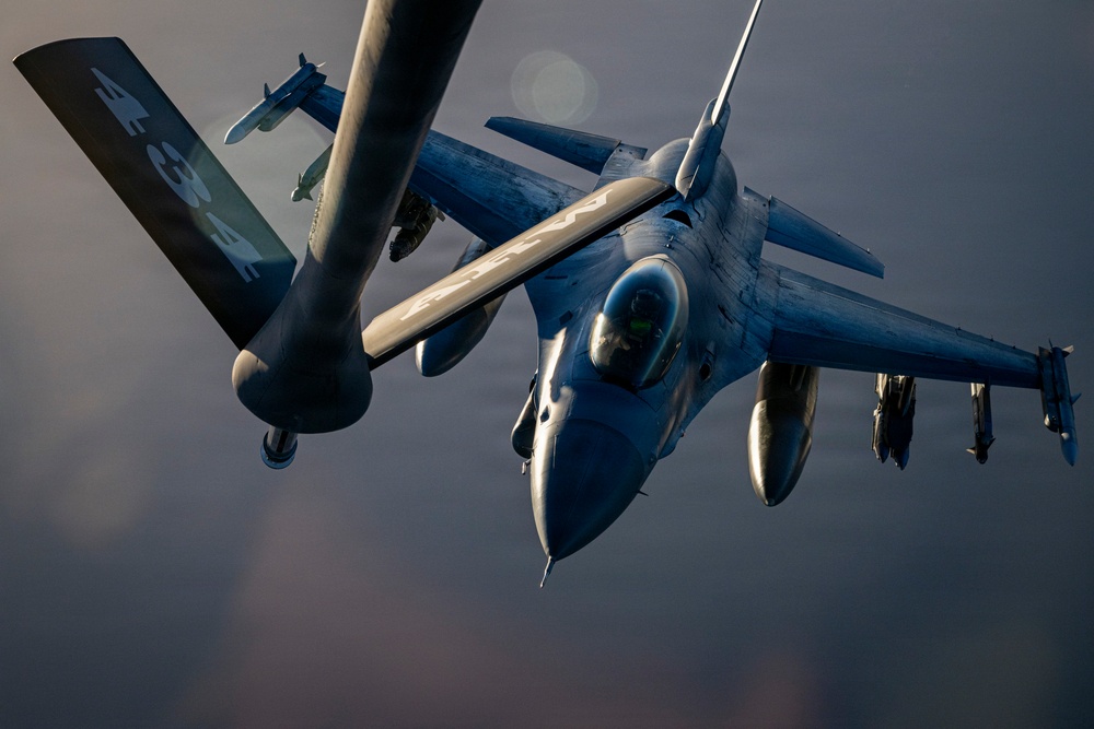 KC-135 refuels F-16s in CENTCOM