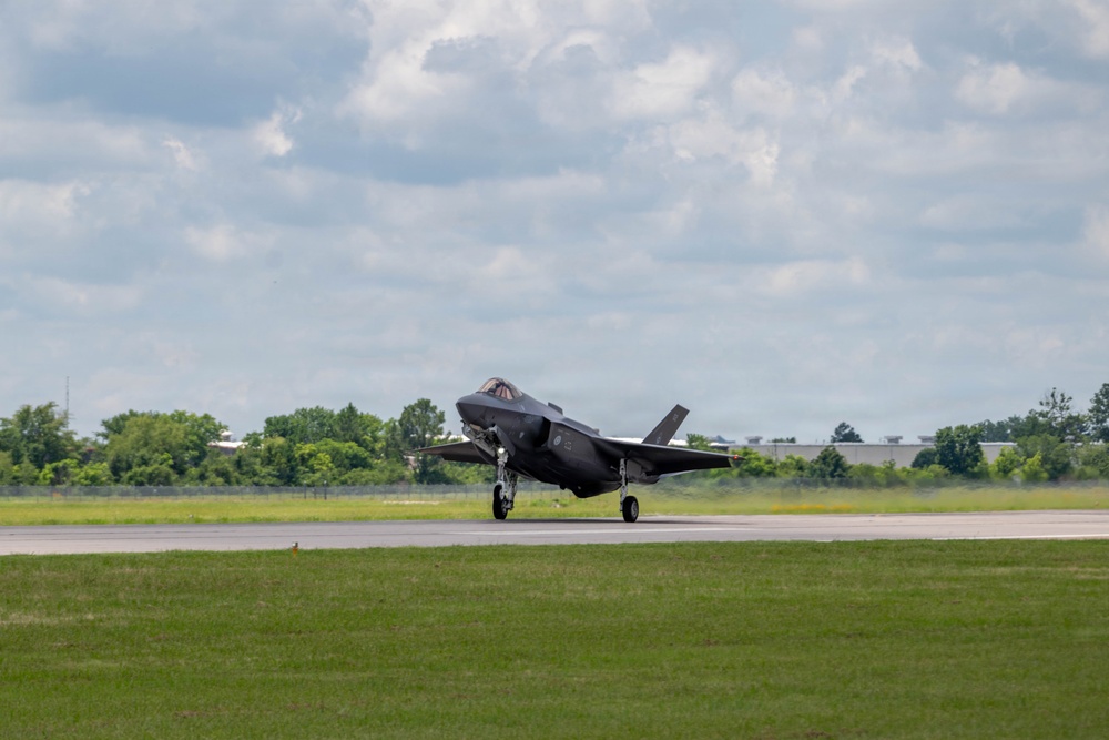 Virginia Air National Guard F-22 Raptors Train Alongside Finnish F-35s at Ebbing ANGB
