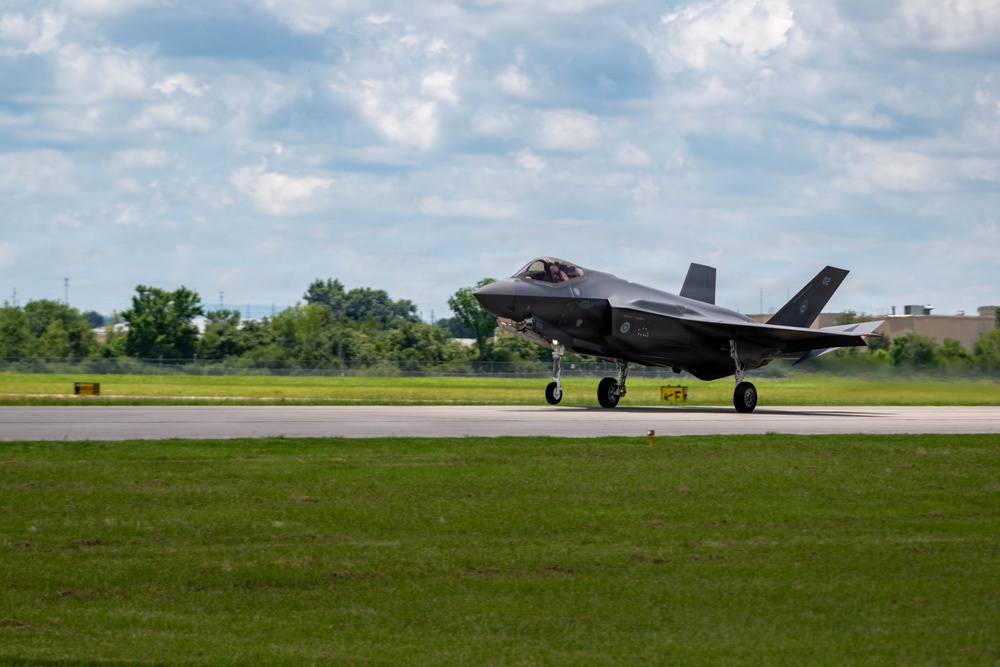 Virginia Air National Guard F-22 Raptors Train Alongside Finnish F-35s at Ebbing ANGB