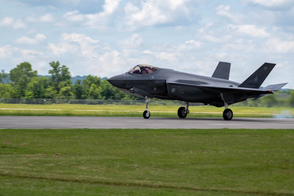 Virginia Air National Guard F-22 Raptors Train Alongside Finnish F-35s at Ebbing ANGB