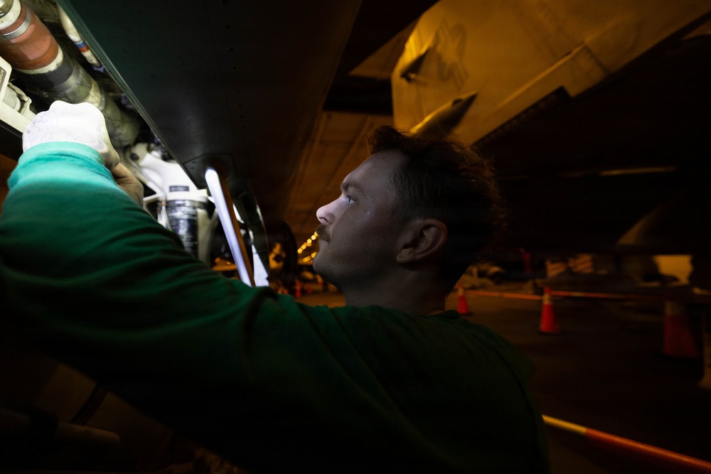 USS George H.W. Bush maintains an F/A-18E Super Hornet