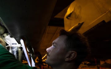 USS George H.W. Bush maintains an F/A-18E Super Hornet