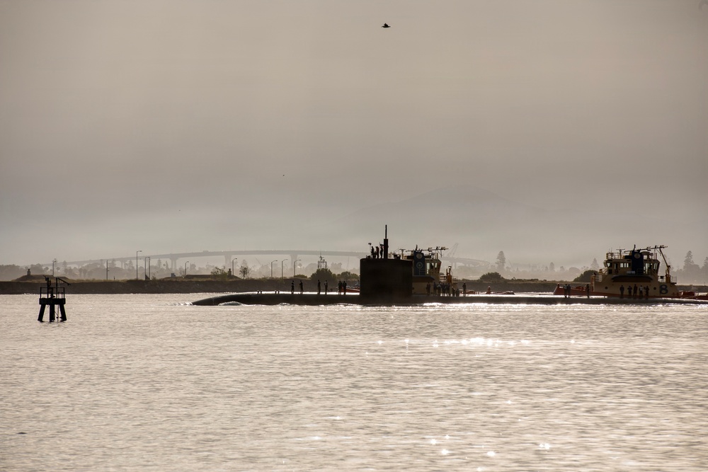 USS Scranton (SSN 756) Transits San Diego Bay