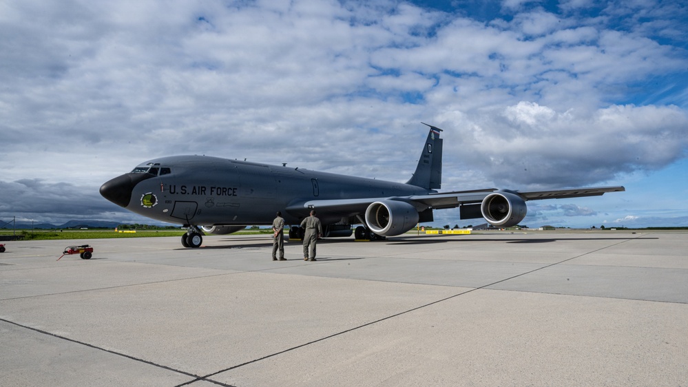 Norwegian airmen tour 100 ARWs KC-135 during RAFL 26