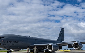 Norwegian airmen tour 100 ARWs KC-135 during RAFL 26
