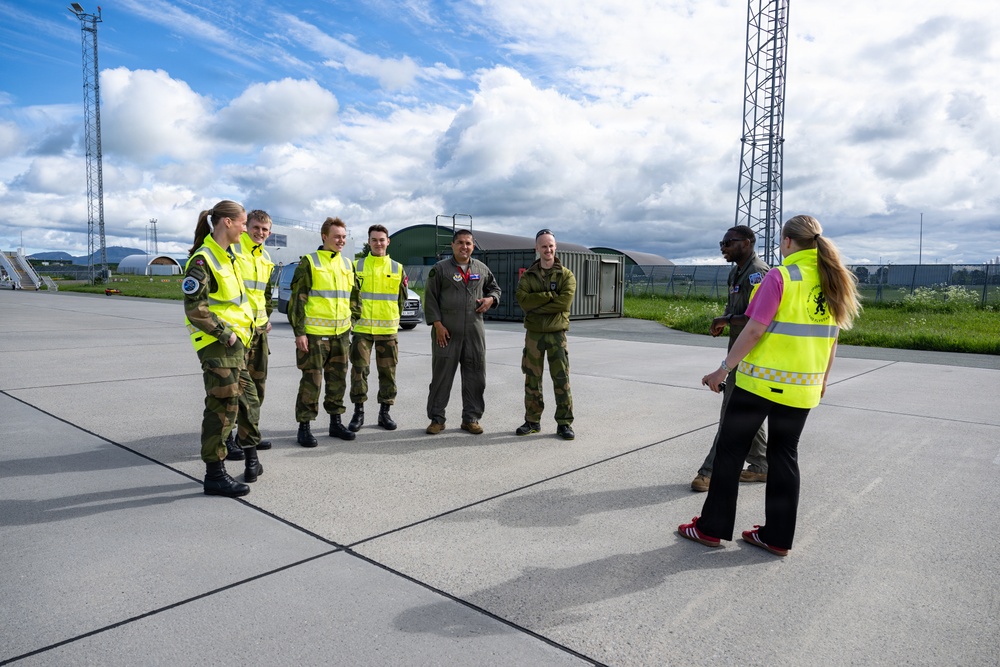 Norwegian airmen tour 100 ARWs KC-135 during RAFL 26