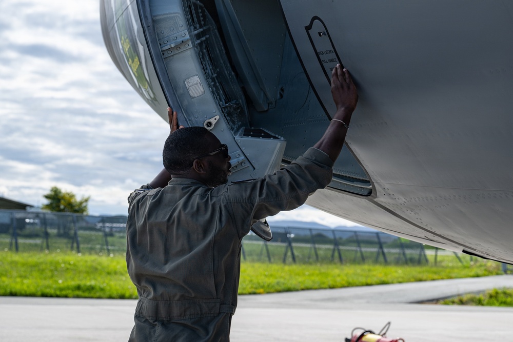 Norwegian airmen tour 100 ARWs KC-135 during RAFL 26