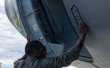 Norwegian airmen tour 100 ARWs KC-135 during RAFL 26