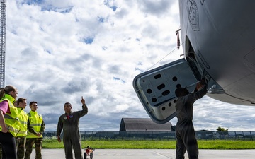 Norwegian airmen tour 100 ARWs KC-135 during RAFL 26