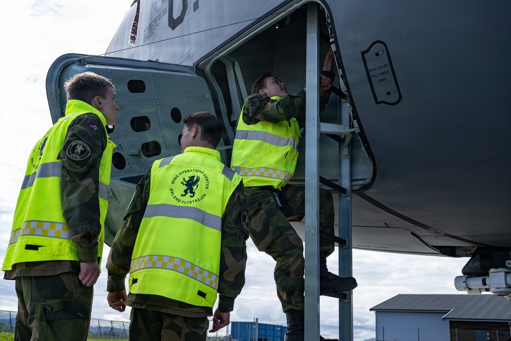 Norwegian airmen tour 100 ARWs KC-135 during RAFL 26