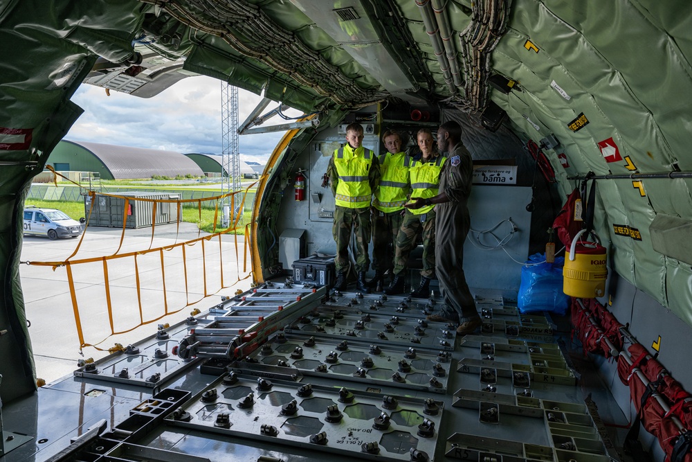 Norwegian airmen tour 100 ARWs KC-135 during RAFL 26