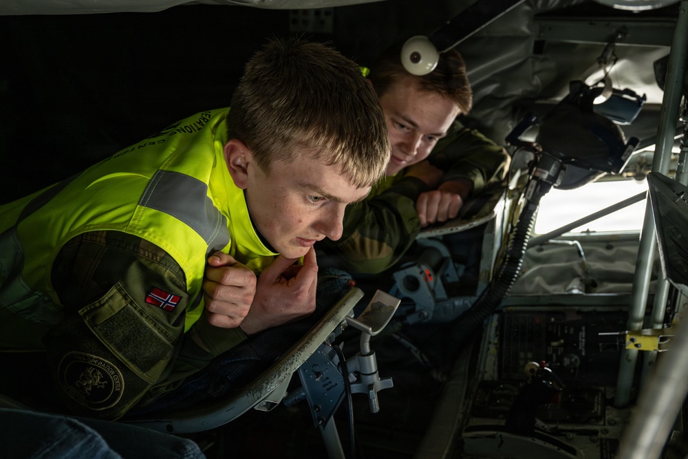 Norwegian airmen tour 100 ARWs KC-135 during RAFL 26