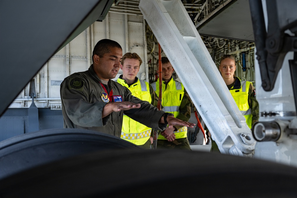 Norwegian airmen tour 100 ARWs KC-135 during RAFL 26