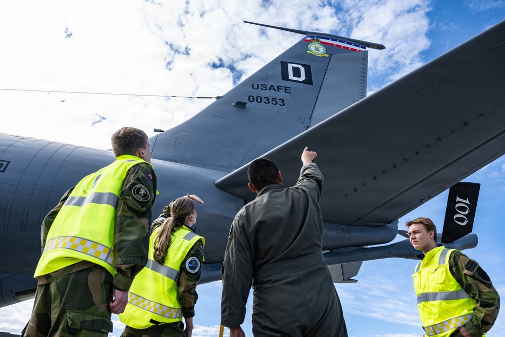 Norwegian airmen tour 100 ARWs KC-135 during RAFL 26