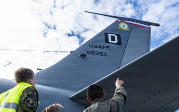 Norwegian airmen tour 100 ARWs KC-135 during RAFL 26
