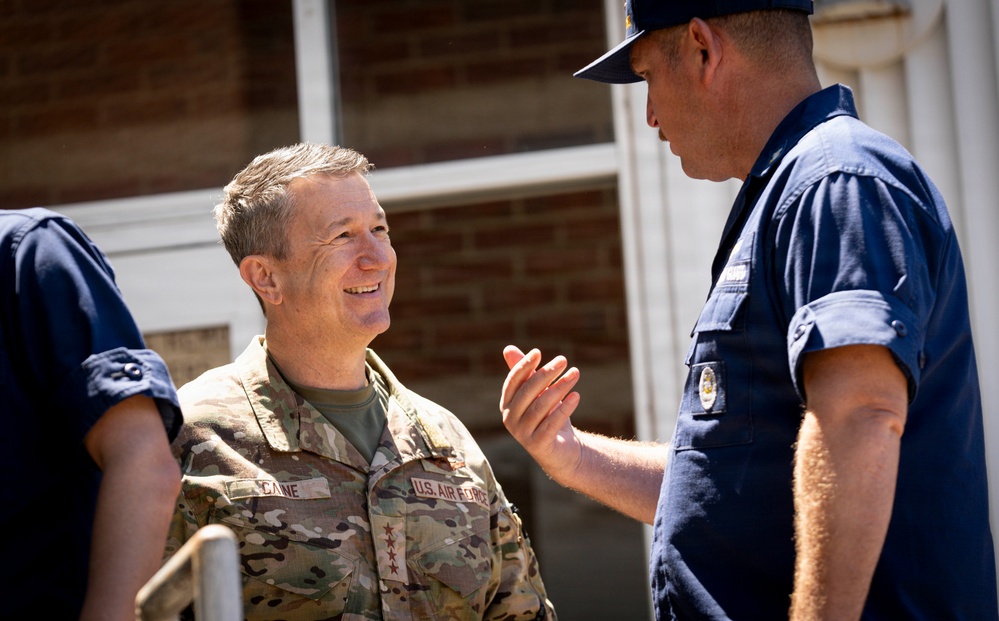 CJCS Meets with Enlisted Coast Guardsmen