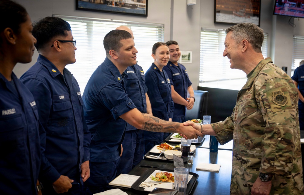 CJCS Meets with Enlisted Coast Guardsmen