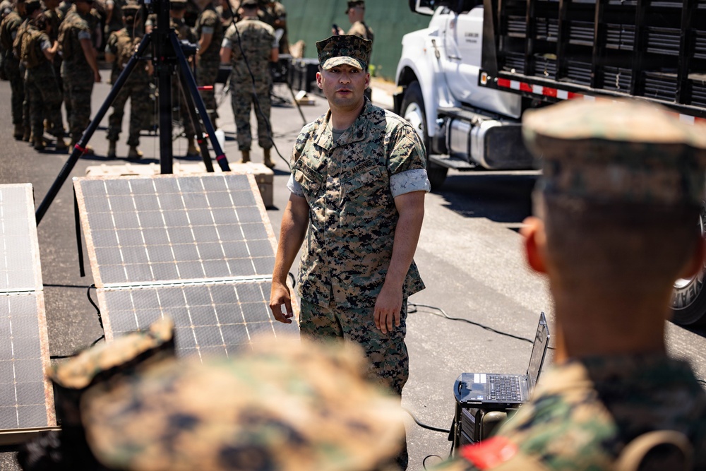 9th Communication Battalion hosts Marine-Option Shipmen for Static Display