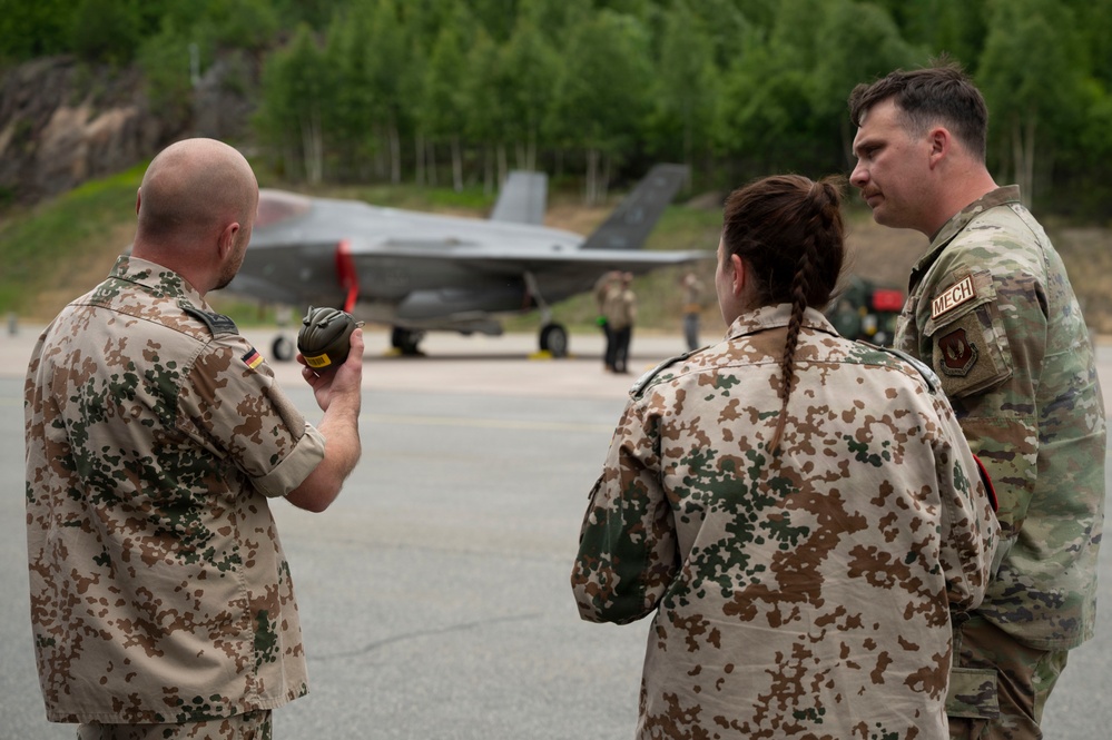 493 FGS hosts NISRF and Marine personnel during RAFL26