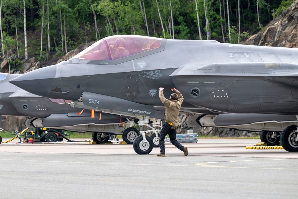 493 FGS hosts NISRF and Marine personnel during RAFL26